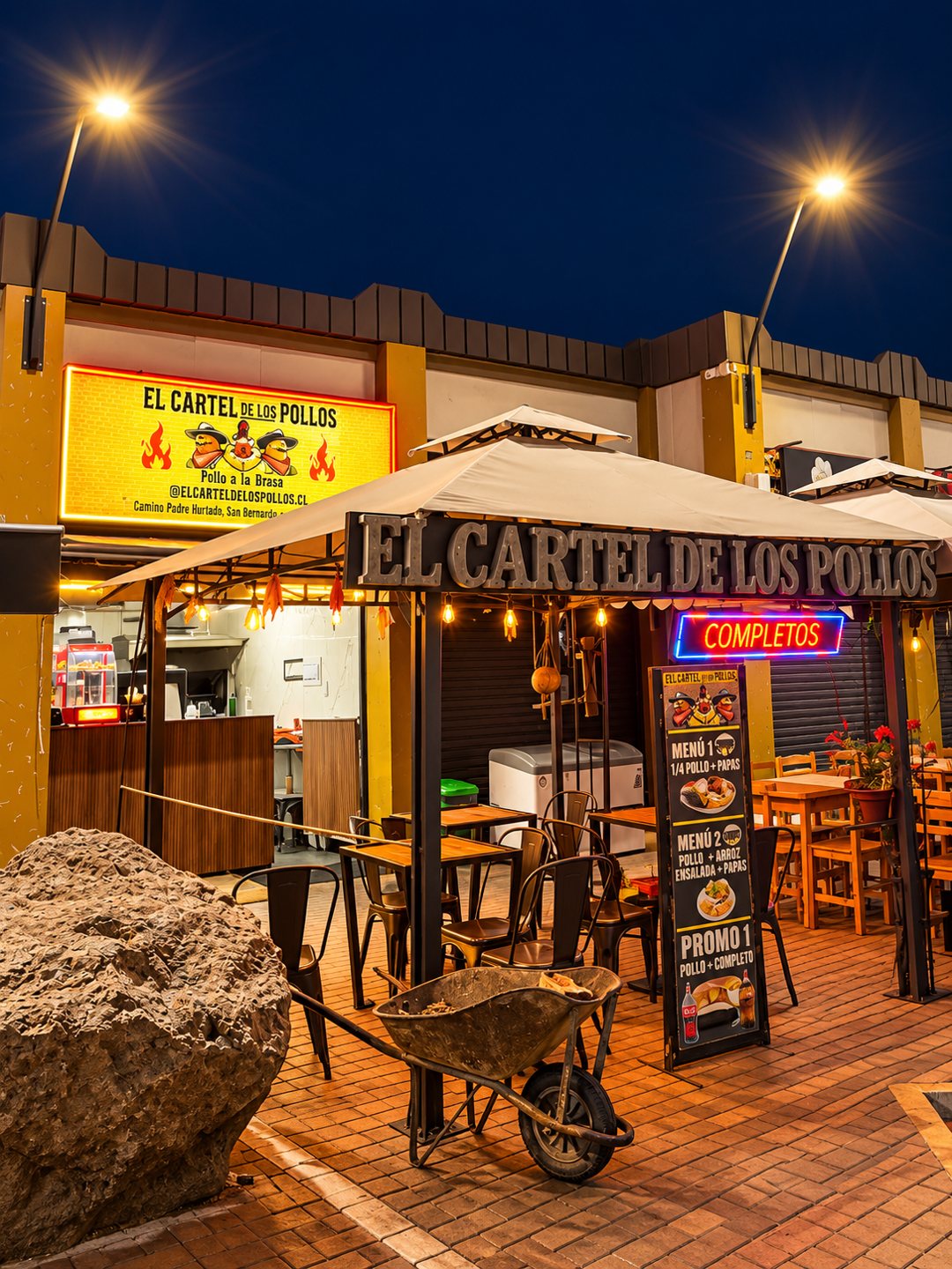Fachada y terraza de El Cartel de los Pollos en San Bernardo